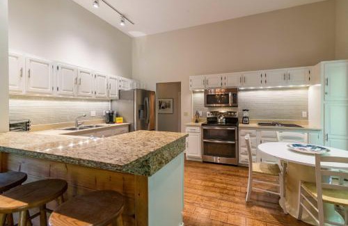 Stratton Mountain House | Stratton Mountain Ski House Hot Tub Sauna Shuttle
