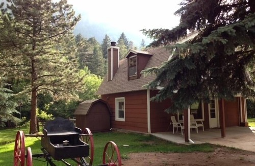 Cascade-Chipita Park House | Stream-side Mountain Home