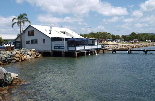 Surfside House | Stroll to beach and Mangrove walk Fisherman's paradise