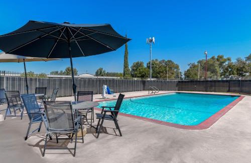 Madera Hotel | Studio 6 Suites Madera, CA Yosemite