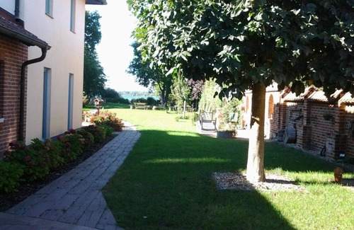 Dobin am See Apartment | Studio Apartment 'Fewo Inselblick - Am Schweriner See' with Lake View, Private Terrace and Wi-Fi