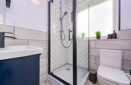 Willaston Apartment | Studio Annexe by Papermill, Deeside - En-Suite, Heswall