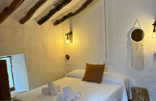 Iznatoraf Apartment | Studio Apartment 'Alojamiento Picual' with Shared Garden, Wi-Fi and Air Conditioning