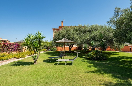 Villa San Pietro Apartment | Studio Apartment 'Villa Erica Appartamento Lesley' with Mountain View, Wi-Fi and Air Conditioning