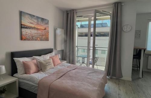 Bialoleka Apartment | Studio Apartment Raspberry by Galeria Północna