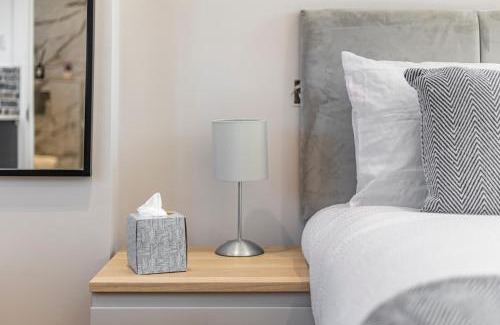 Edgware Apartment | Studio at Tube Station Sleeps 3 Private Bathroom shared Kitchen 4
