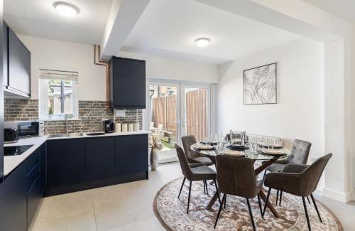 Edgware Apartment | Studio at Tube Station Sleeps 3 Private Bathroom shared Kitchen 4