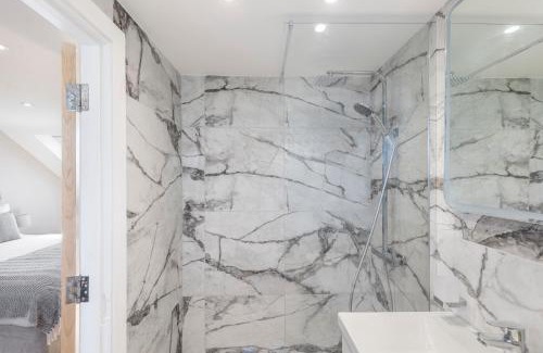 Edgware Apartment | Studio at Tube Station Sleeps 3 Private Bathroom shared Kitchen 4
