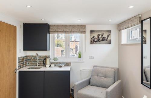 Edgware Apartment | Studio at Tube Station Sleeps 3 Private Bathroom shared Kitchen 4