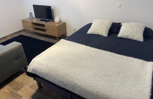 Scionzier Apartment | Studio bien situé & tout équipé dans une maison