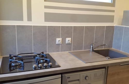 Saint-Marcel-les-Valence Apartment | Studio climatisé avec terrasse, fibre et Wi FI .