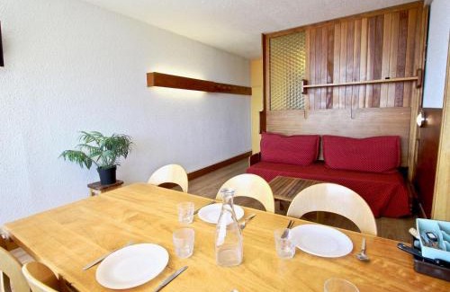 Chamrousse Apartment | Studio cabine à Chamrousse 1750, pied des pistes avec balcon et piscine en été - FR-1-549-33