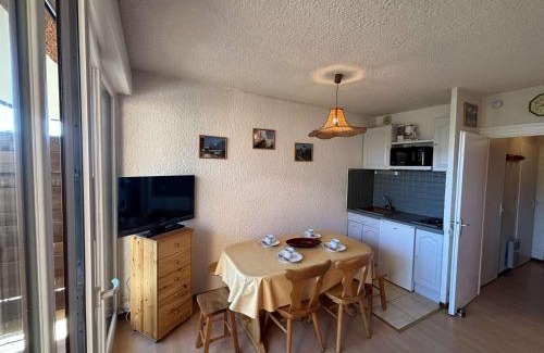 Auris Apartment | Studio cabine au pied des pistes avec balcon et parking gratuit - FR-1-297-348