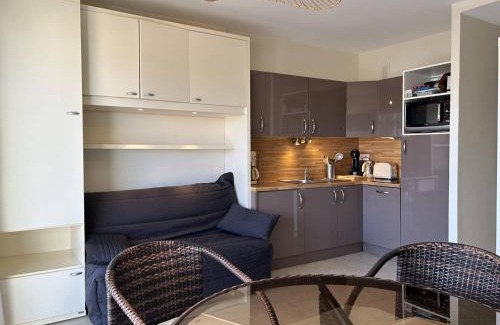 Le Lavandou Apartment | Studio cabine climatisé avec terrasse au centre-ville - 4 couchages - Le Lavandou - FR-1-251-723