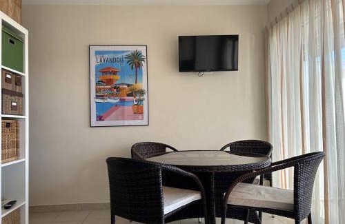 Le Lavandou Apartment | Studio cabine climatisé avec terrasse au centre-ville - 4 couchages - Le Lavandou - FR-1-251-723
