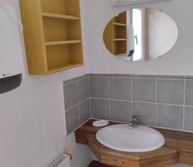 Suze-la-Rousse Apartment | Studio calme dans les vignes avec piscine