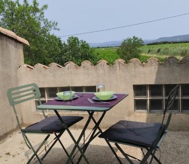 Suze-la-Rousse Apartment | Studio calme dans les vignes avec piscine