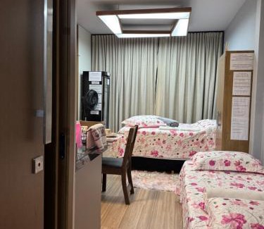 Guarapuava Apartment | Studio com quarto e banheiro em frente ao Parque do Lago Acomoda até 4 pessoas 2 camas