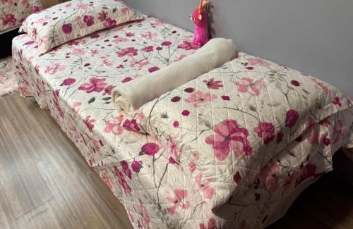 Guarapuava Apartment | Studio com quarto e banheiro em frente ao Parque do Lago Acomoda até 4 pessoas 2 camas