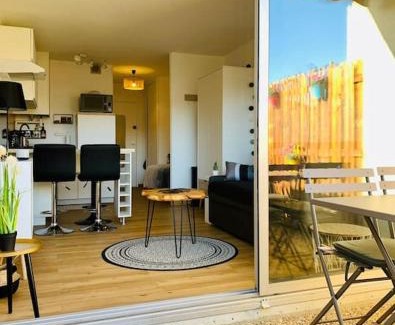 Andernos-les-Bains Apartment | Studio du port avec terrasse, parking privatif, piscine dans résidence , wifi, ménage compris