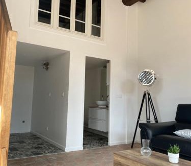Bonnelles House | Studio duplex avec spa et cour privée