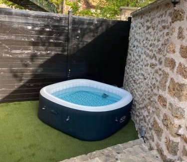 Bonnelles House | Studio duplex avec spa et cour privée