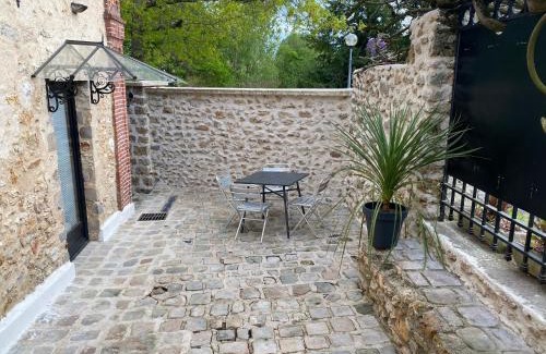 Bonnelles House | Studio duplex avec spa et cour privée