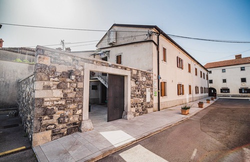 Lokev Apartment | Studio for 2 in Guesthouse Muha