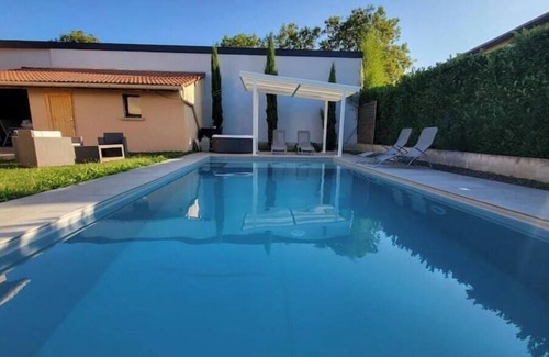 Jonage Apartment | Studio in a house with swimming pool.
