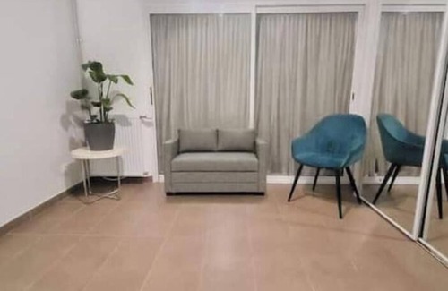 Jonage Apartment | Studio in a house with swimming pool.