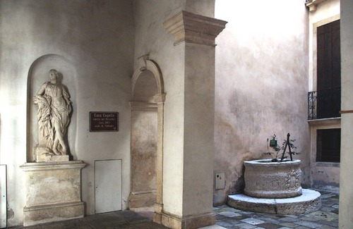 Vicenza Apartment | Studio in Casa Cogollo, called "House of Palladio" in the historic center of Vicenza: