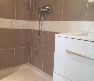 Pertuis Apartment | Studio indépendant en RDC de villa, parking