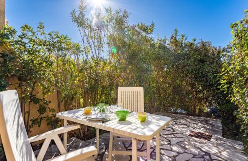 Cavaliere Apartment | Studio Les Mas de Pramousquier-12 by Interhome