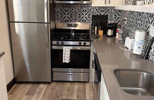 Shaw Apartment | Studio Mins to STL Zoo, W&D Parking Forest Park