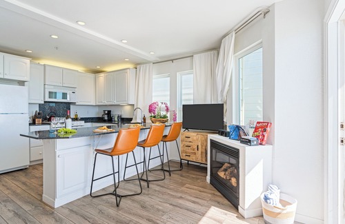 Cayucos House | Studio Near Cayucos Pier | King Bed + Full Kitchen + Communal Firepit Lounge