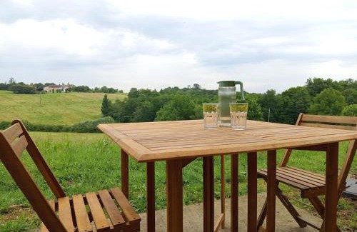 Semens Apartment | Studio paisible avec vue sur les coteaux