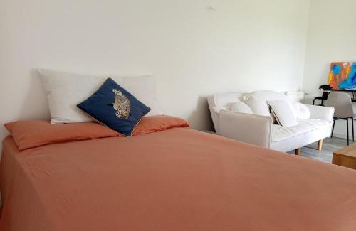 Semens Apartment | Studio paisible avec vue sur les coteaux