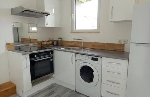 Semens Apartment | Studio paisible avec vue sur les coteaux