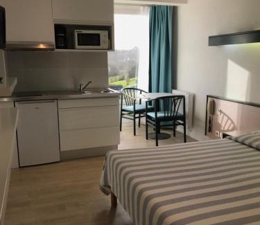 Trevou-Treguignec Apartment | Studio piscine et vue mer