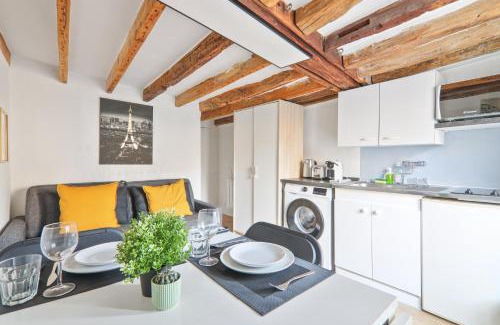 Quartier de la Monnaie Apartment | Studio Quartier Saint-Michel Notre-Dame 4 Free Netflix