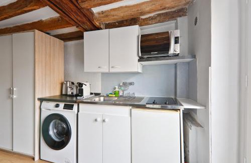 Quartier de la Monnaie Apartment | Studio Quartier Saint-Michel Notre-Dame 4 Free Netflix