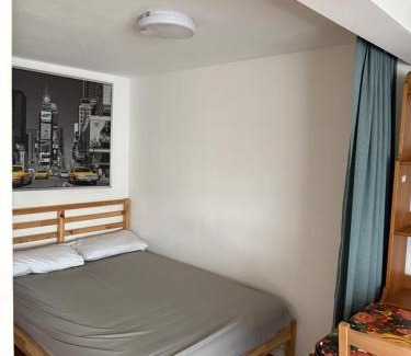 Brunel Apartment | Studio - Sleeps 2 - Garden - Parking - Wifi