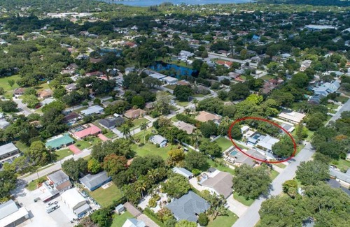 Palma Sola Cottage | Studio Stand Alone with Shared Pool and FREE WiFi Close to Anna Maria Island