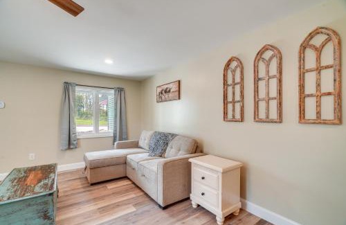 Treloar Apartment | Studio Stay with Deck in Missouri Wine Country