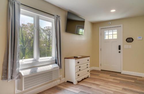 Treloar Apartment | Studio Stay with Deck in Missouri Wine Country
