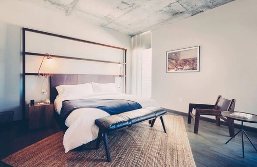 South River City Hotel | Studio-Style Suite with Balcony Overlooking Pool