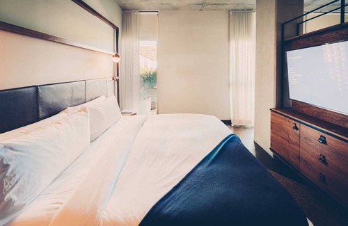 South River City Hotel | Studio-Style Suite with Balcony Overlooking Pool