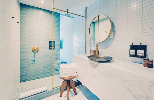 South River City Hotel | Studio-Style Suite with Balcony Overlooking Pool