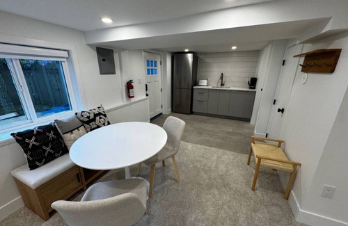 Central Lonsdale Apartment | Studio Suite - A great suite for ski bums on the North Shore! (Ski storage incl)