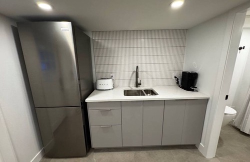 Central Lonsdale Apartment | Studio Suite - A great suite for ski bums on the North Shore! (Ski storage incl)